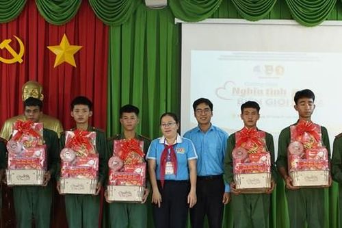 Tuổi trẻ TPHCM mang hơi ấm ngày Tết về vùng biên Bình Phước