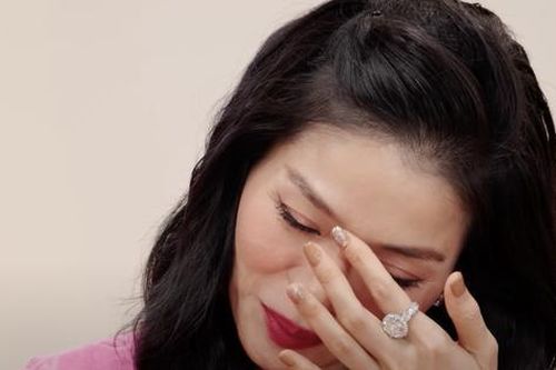 Chị đẹp Lệ Quyên khóc