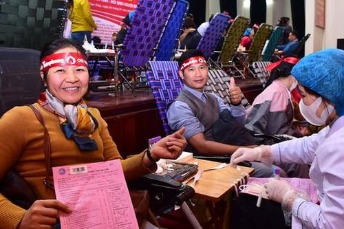Nhiều cặp vợ chồng cùng tham gia hiến máu tại Chủ Nhật Đỏ tại Ninh Bình