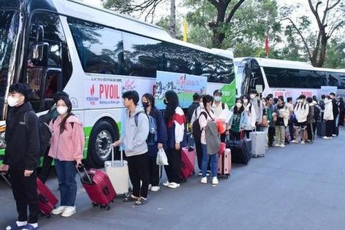 Hàng nghìn sinh viên rời TPHCM về quê đón Tết trên các chuyến xe miễn phí