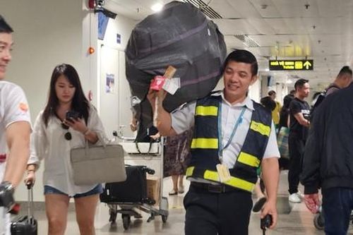 Bên trong sân bay Tân Sơn Nhất ngày giáp Tết