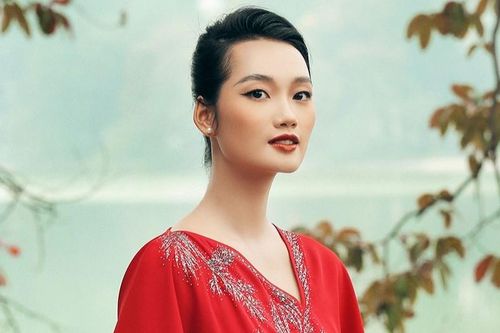 Siêu mẫu châu Á Quỳnh Anh khoe nét đẹp đài các giữa phố phường Hà Nội