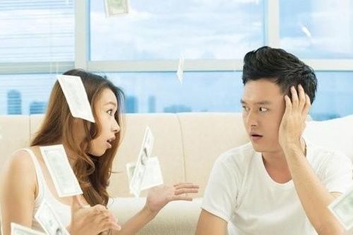 Mở phong bì thưởng Tết của chồng, vợ sững sờ thấy dòng chữ phía trên