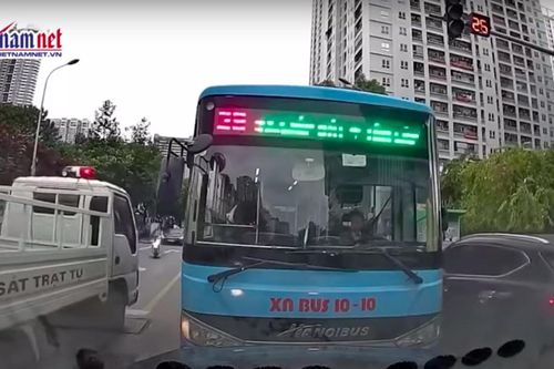 Nóng trên đường: Lái xe buýt đã đi ẩu còn thi gan và cái kết 'nghỉ Tết sớm'