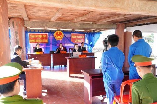 Xét xử nhóm thanh niên bắn ná cao su vào CSGT