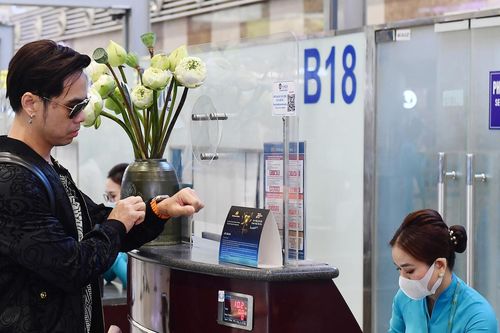 Chính sách mới: Mức thu phí đường bộ mới, nhận diện khuôn mặt khi đi máy bay