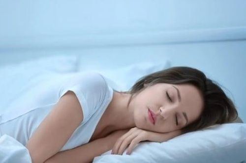 Vì sao nhiều người có thể ngủ trong không gian ồn ào?