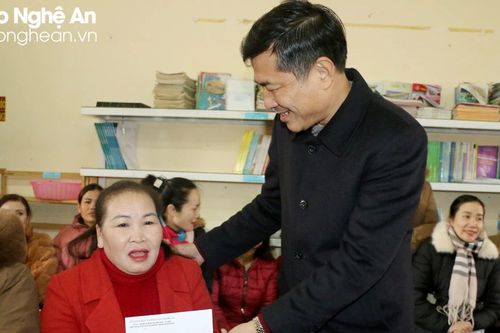 Ngành Giáo dục Nghệ An trao hơn 700 suất quà Tết cho giáo viên và học sinh vùng cao
