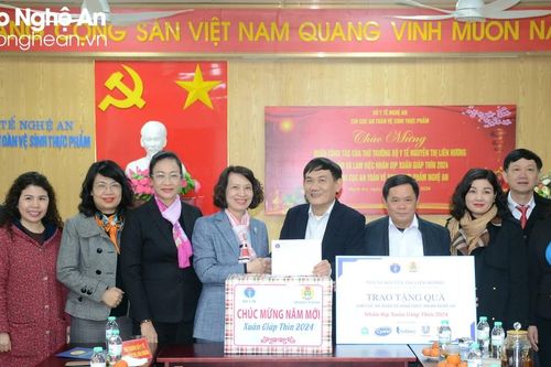 Thứ trưởng Bộ Y tế thăm, tặng quà, chúc Tết ở Nghệ An