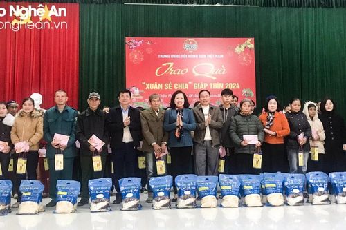Phó Chủ tịch Trung ương Hội Nông dân Việt Nam trao quà Tết cho người nghèo ở Quế Phong, Quỳ Châu