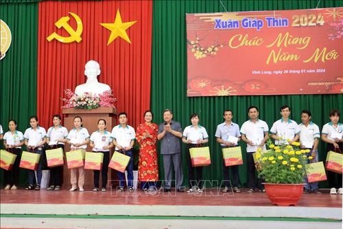 Trao quà Tết cho công nhân, người lao động khó khăn tại Vĩnh Long