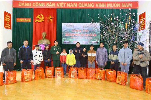Chia sẻ khó khăn với đồng bào biên giới tại Sơn La