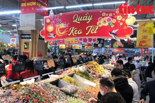 Các siêu thị ở Hà Nội đông người mua sắm Tết, khách xếp hàng dài chờ thanh toán