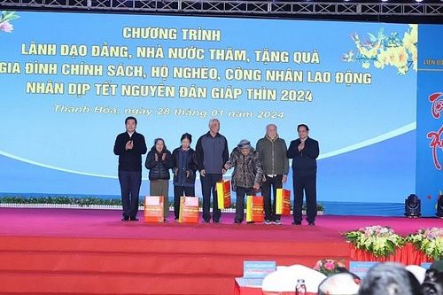 Thủ tướng Chính phủ Phạm Minh Chính tặng quà gia đình chính sách, hộ nghèo, công nhân lao động tại Thanh Hóa