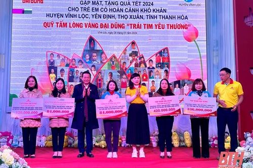Trao quà tết cho trẻ em mồ côi có hoàn cảnh khó khăn