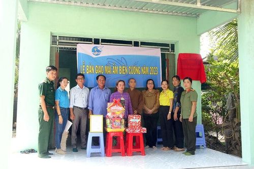 Trao Mái ấm biên cương và quà cho phụ nữ vùng biên giới Tri Tôn