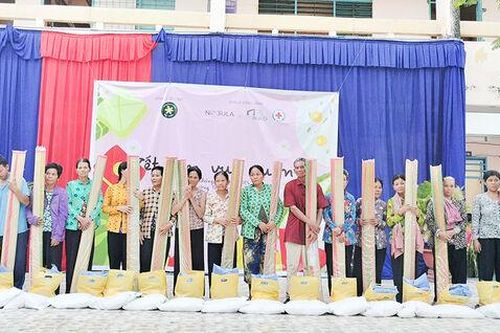 Thêm 470 phần quà Tết cho bà con dân tộc thiểu số Khmer ở xã An Tức