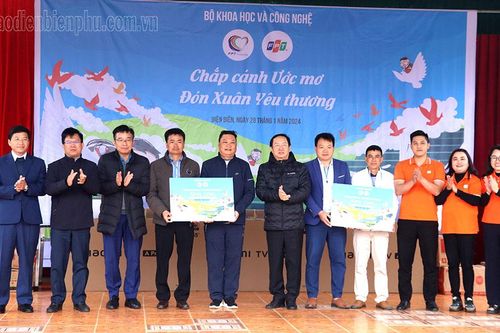 Bộ Khoa học và Công nghệ tặng quà Tết ở Điện Biên Đông