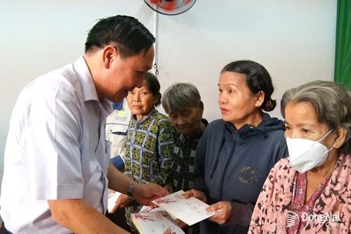Đại biểu Quốc hội Bùi Xuân Thống trao quà tết cho gia đình chính sách tại huyện Thống Nhất