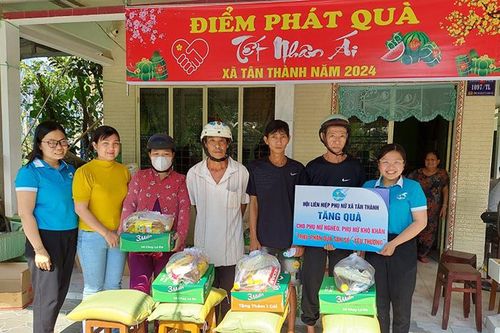 Trao quà Tết cho người dân có hoàn cảnh khó khăn