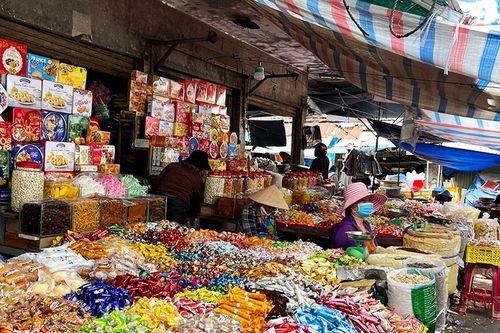 Tiểu thương 'dài cổ' ngóng khách