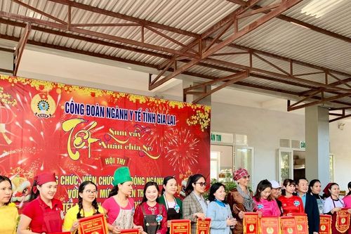 Y, bác sĩ Gia Lai trổ tài làm bánh mứt Tết