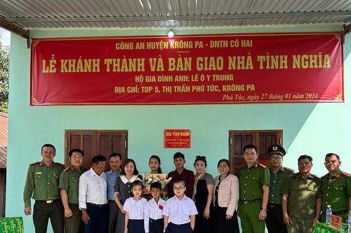 Trao 3 ngôi nhà cho công nhân khó khăn, hộ nghèo tại Chư Prông và Krông Pa