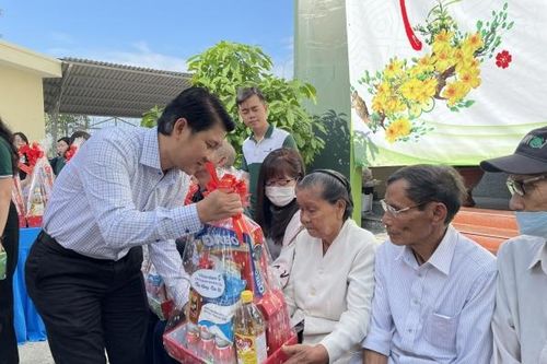 Tặng 400 suất quà cho người yếu thế tại Ninh Hòa