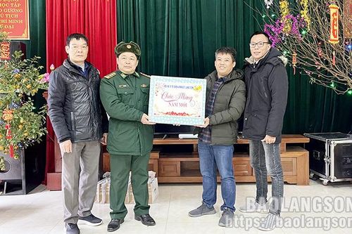Hội xe ô tô điện Vinfast Lạng Sơn tặng 17 suất quà tết cho học sinh có hoàn cảnh khó khăn