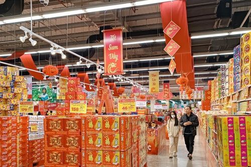 Hàng hóa lên kệ phục vụ thị trường tết