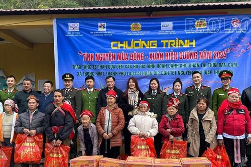 Tặng quà các gia đình có hoàn cảnh khó khăn tại thôn Bản Cam