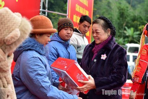 Hội chợ Nhân ái Xuân Giáp Thìn huyện Yên Sơn