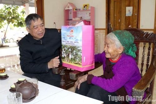 Chủ nhiệm Ủy ban Kiểm tra Tỉnh ủy Nguyễn Hồng Trang thăm, tặng quà tại huyện Yên Sơn