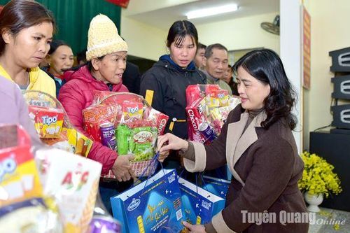 Tặng quà Tết cho 100 hộ nghèo, hộ có hoàn cảnh đặc biệt khó khăn huyện Chiêm Hóa