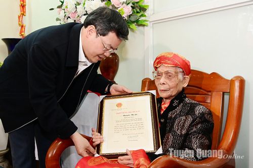 Đồng chí Chủ tịch UBND tỉnh Nguyễn Văn Sơn trao Huy hiệu Đảng và tặng quà Tết gia đình chính sách tại thành phố Tuyên Quang