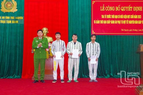 Công bố quyết định tha tù và giảm thời hạn chấp hành án phạt tù cho phạm nhân
