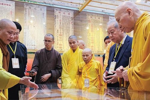 Trăm năm nén lại trong phút giây tri ngộ