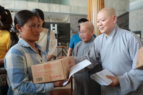 Tây Ninh: Ban Từ thiện xã hội Phật giáo TP.HCM trao 500 phần quà Tết đến những gia đình nghèo