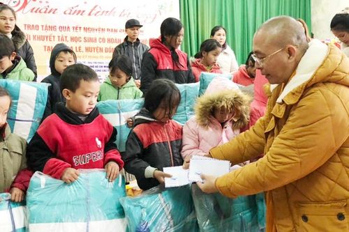 Chùa Quan Âm (Q.12) mang xuân ấm tình người đến học sinh khó khăn Hà Giang