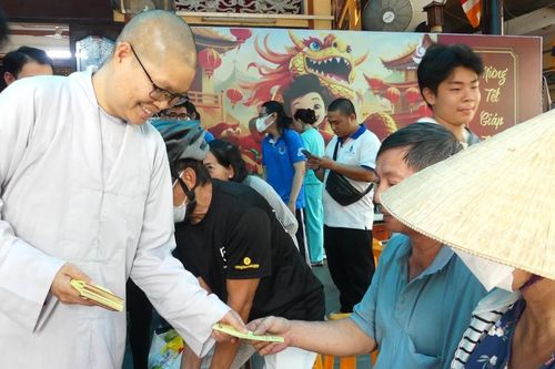 Quan Âm tu viện trao tặng 1.800 phần quà Tết đến người dân có hoàn cảnh khó khăn