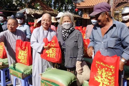 Chùa Pháp Võ (H.Nhà Bè) tặng quà Tết đến 500 gia đình khó khăn tại địa phương