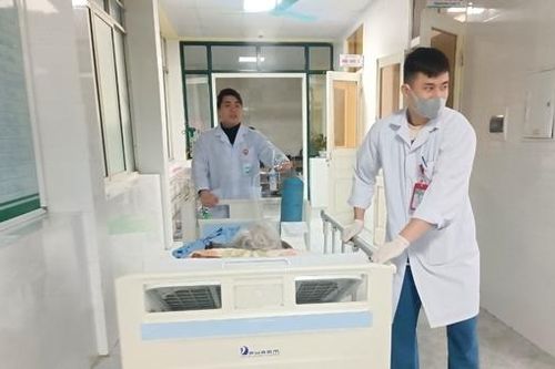 Thêm 2 người bị hôn mê sâu khi đốt củi sưởi ấm trong phòng kín