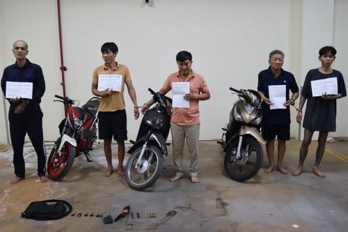 Tóm băng trộm chuyên 'gắp mồi' lúc rạng sáng