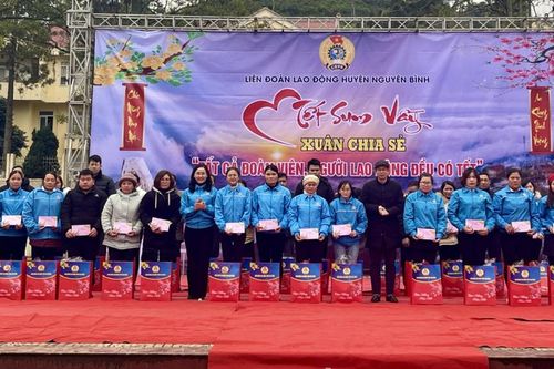 Nguyên Bình tổ chức chương trình 'Tết sum vầy - Xuân chia sẻ'