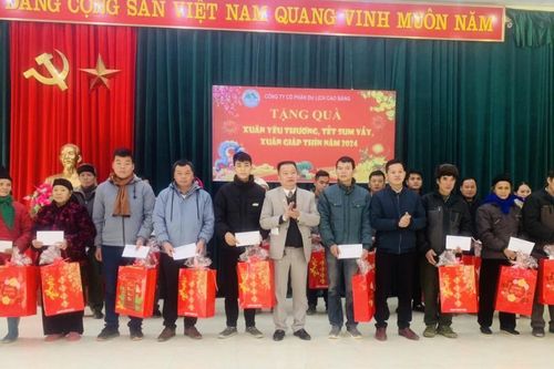 Công ty cổ phần Du lịch Cao Bằng tặng quà Tết hộ nghèo xã Đàm Thủy (Trùng Khánh)