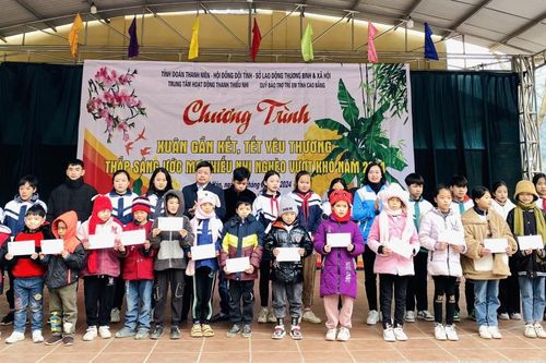 Chương trình 'Xuân gắn kết, Tết yêu thương - Thắp sáng ước mơ thiếu nhi nghèo vượt khó'