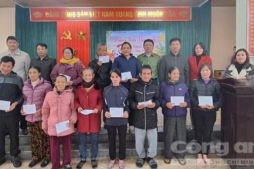 Trao quà Tết đến với bà con nghèo ở tỉnh Quảng Bình