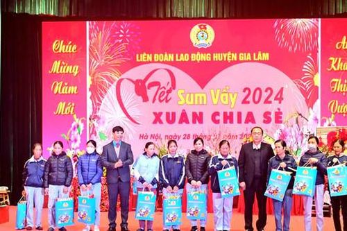 Gia Lâm: Hơn 1.800 suất quà trao tặng người lao động nhân dịp Tết Nguyên đán Giáp Thìn 2024