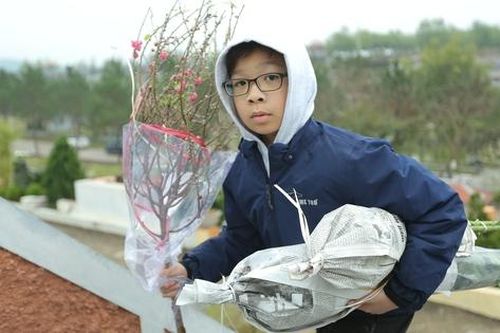 Người Hà Nội mang đào, quất lên nghĩa trang, mời 'các cụ' về đón Tết cùng con cháu
