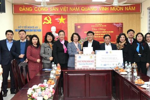 Thứ trưởng Bộ Y tế Nguyễn Thị Liên Hương thăm, tặng quà Tết tại Nghệ An